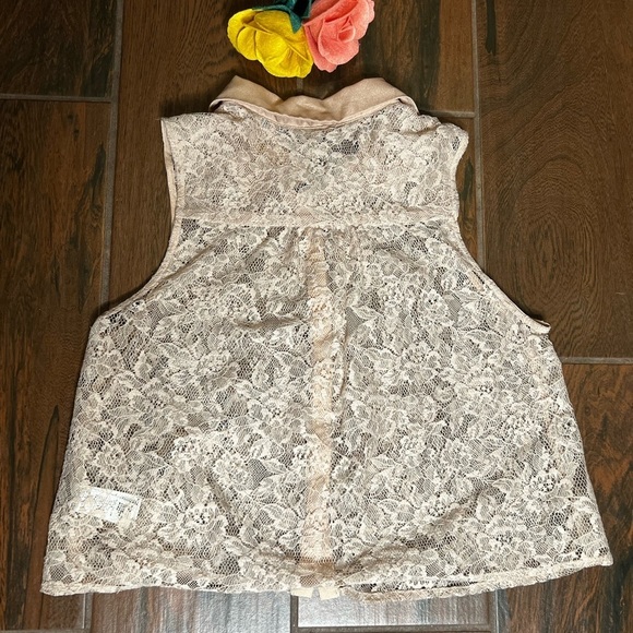 Forever 21 lace beige crop tank top - Picture 3 of 3